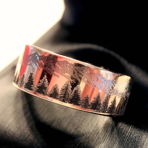 Alianzas de boda de tungsteno en oro rosa grabado con paisaje de bosque y montaña - Anillos de pino para él y para ella