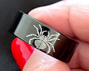 Ring mit Gravur Spinne Black Tungsten Gothic Ehering - 8 mm