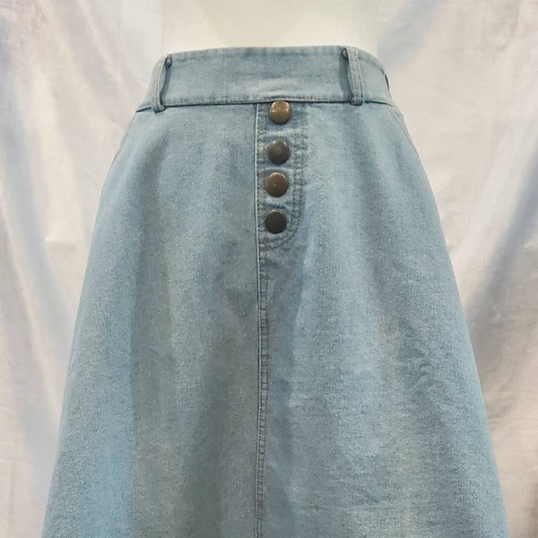 1980's Light Denim Skirt With Faux Brass Buttons On Front / Side Pockets / Boho / Hippy / Size: Small