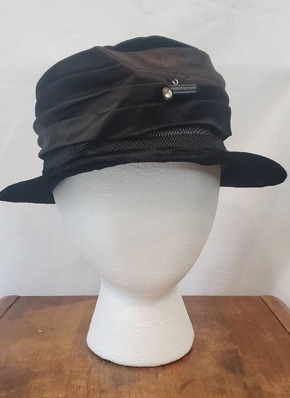 1930s Early 1940s Black Velvet and Satin Cloche H… - image 2