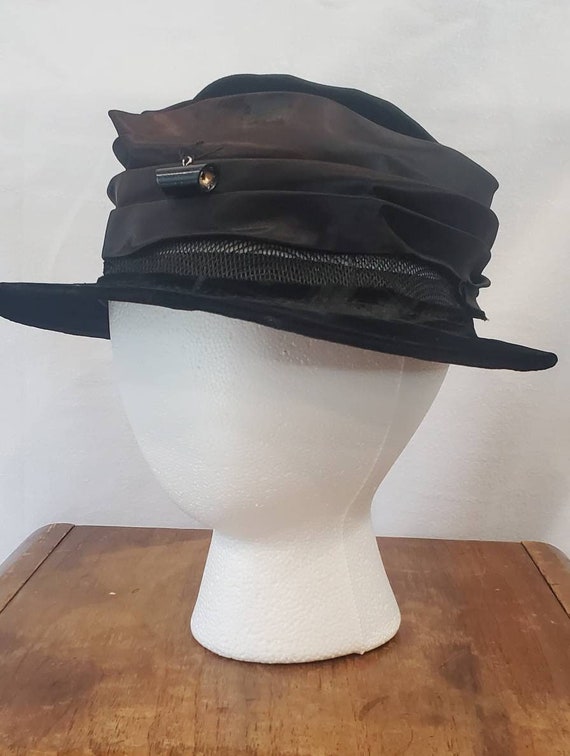 1930s Early 1940s Black Velvet and Satin Cloche H… - image 1