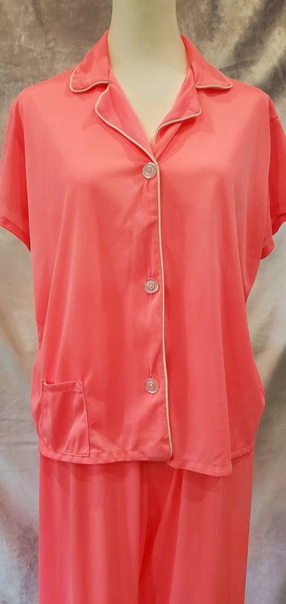 1950s Pinkish Coral Short Sleeve Blouse With White