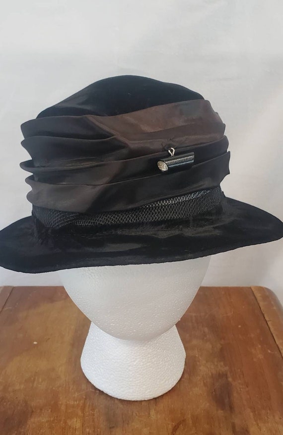 1930s Early 1940s Black Velvet and Satin Cloche H… - image 3