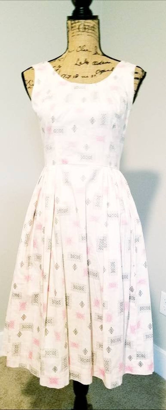 1950s Pink and Grey Novelty Print Sleeveless Dress