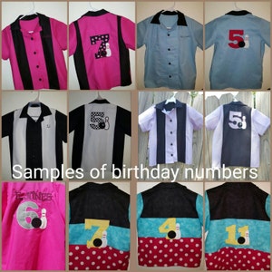 Op de afbeelding: Collectie bowling-shirts met verjaardagsnummers. Shirts in roze, blauw, zwart en wit hebben nummers en bowling pin graphics. Sommige shirts hebben namen geborduurd. De tekst "Samples of birthday numbers" is ook zichtbaar.