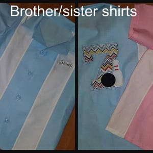Op de afbeelding: Roze en blauwe bowlinghemden met witte strepen. E&eacute;n shirt heeft de naam "Abigail" op de voorkant geborduurd, en de andere "Jacob". Beide shirts hebben een nummer 7 met een bowling pin en bal ontwerp op de rug.