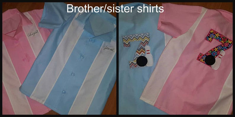 Op de afbeelding: Roze en blauwe bowlinghemden met witte strepen. E&eacute;n shirt heeft de naam "Abigail" op de voorkant geborduurd, en de andere "Jacob". Beide shirts hebben een nummer 7 met een bowling pin en bal ontwerp op de rug.