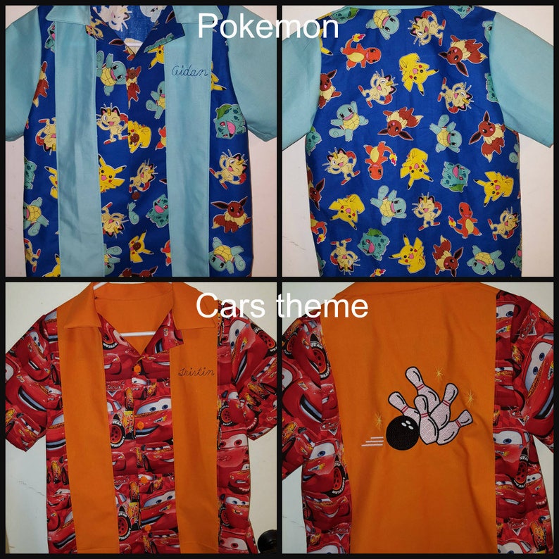 Op de afbeelding: Twee shirts met korte mouwen en knopen. E&eacute;n is blauw met een Pokemon-patroon en lichtblauwe accenten. De andere is oranje met een Cars-thema en een bowlingpin-ontwerp op de rug. Beide shirts hebben gepersonaliseerde borduursels.