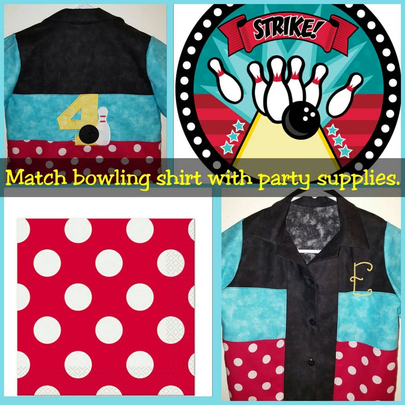 Op de afbeelding: Bowling shirt met zwarte, turquoise en rood gestippelde panelen. De shirt heeft een nummer 4 en een bowling pin ontwerp op de rug. De afbeelding bevat ook een bowling-thema feestdecoratie en rood gestippelde servetten.