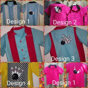 Op de afbeelding: Collectie bowling shirts in diverse designs. Shirts hebben bowling pin- en balafbeeldingen, strepen en kleurencombinaties zoals blauw en wit, roze en geel. Sommige shirts hebben namen geborduurd.