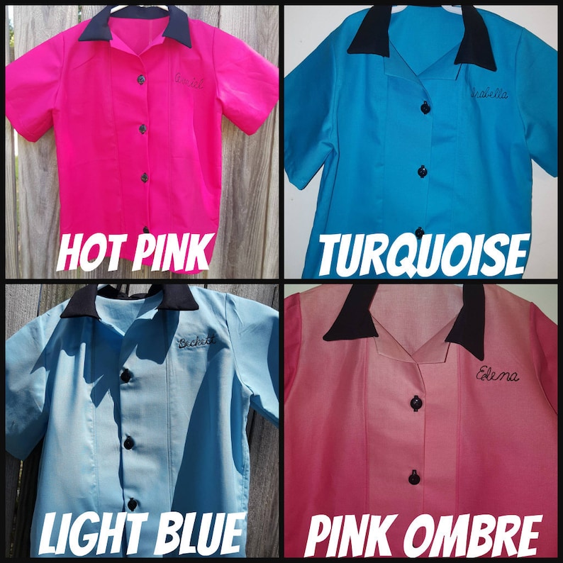 Op de afbeelding: Vier shirts met korte mouwen met knopen in felroze, turquoise, lichtblauw en roze ombre. Elke shirt heeft een zwarte kraag en knopen. De namen "Rachel", "Isabella", "Beckie" en "Elena" zijn op de shirts geborduurd.