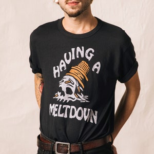 Mit einem Meltdown Eis Kegel Unisex T-Shirt | Lustiges Eis-Shirt | Feinschmecker Tshirt | Hipster | Nachtisch | Streusel | Jahr 2020
