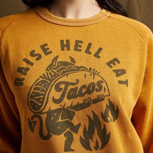 Raise Hell Eat Tacos Sweat-shirt ras du cou unisexe adulte tacos en coton bio chanvre, Taco Tuesday, Texas, chemises avec dictons, chemise cuisine mexicaine