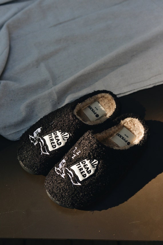 Plush yeezy slippers 2025