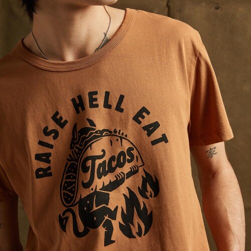 Camiseta unissex para adultos "Raise Hell Eat Tacos", perfeita para a Terça-feira de Tacos, Texas. Camisetas com frases inspiradoras, ideais para festivais de comida e vinho. Camiseta divertida.
