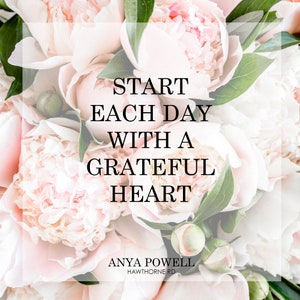 K&ouml;nnte beinhalten: Eine Nahaufnahme eines Strau&szlig;es rosa Pfingstrosen mit gr&uuml;nen Bl&auml;ttern. Der Text "Start each day with a grateful heart" ist &uuml;ber das Bild gelegt. Der Text "Anya Powell Hawthorne Rd" befindet sich am unteren Rand des Bildes.