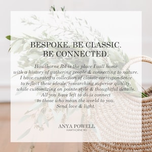 K&ouml;nnte beinhalten: Ein wei&szlig;er Hintergrund mit einem Text&uuml;berlagerung, der lautet "BESPOKE. BE CLASSIC. BE CONNECTED." Hawthorne Rd ist der Ort, den ich mein Zuhause nenne, mit einer Geschichte des Zusammenbringens von Menschen und der Verbindung zur Natur. Ich habe eine Sammlung klassischer Korrespondenz zusammengestellt, um diese Ideale widerzuspiegeln, indem ich nach h&ouml;chster Qualit&auml;t suche und gleichzeitig den Spitzenstil und durchdachte Details individualisiere. Alles, was Sie noch tun m&uuml;ssen, ist, sich mit denen zu verbinden, die Ihnen die Welt bedeuten. Sende Liebe und Licht. ANYA POWELL HAWTHORNE RD"