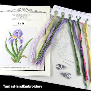 Può includere: Un kit di pittura ad ago con un motivo a fiore di iris. Il kit include un tessuto stampato con il motivo, filo da ricamo in vari colori, due aghi e un infila-ago. Il kit misura 12,7 cm di altezza e 8,9 cm di larghezza.