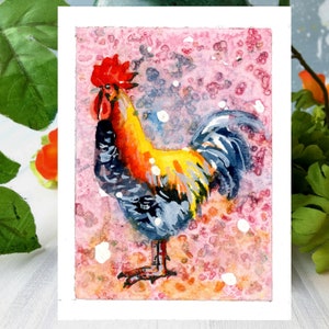 Galo pintado à mão ACEO - Arte em aquarela original para espaços pequenos - Pingente exclusivo de casa de fazenda - Pintura em miniatura colecionável