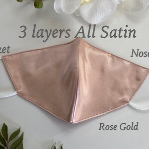 Puede incluir: Una mascarilla facial de sat&eacute;n color oro rosa con un bolsillo para un filtro y un alambre para la nariz. La mascarilla est&aacute; hecha de tres capas de sat&eacute;n y tiene una banda el&aacute;stica blanca.