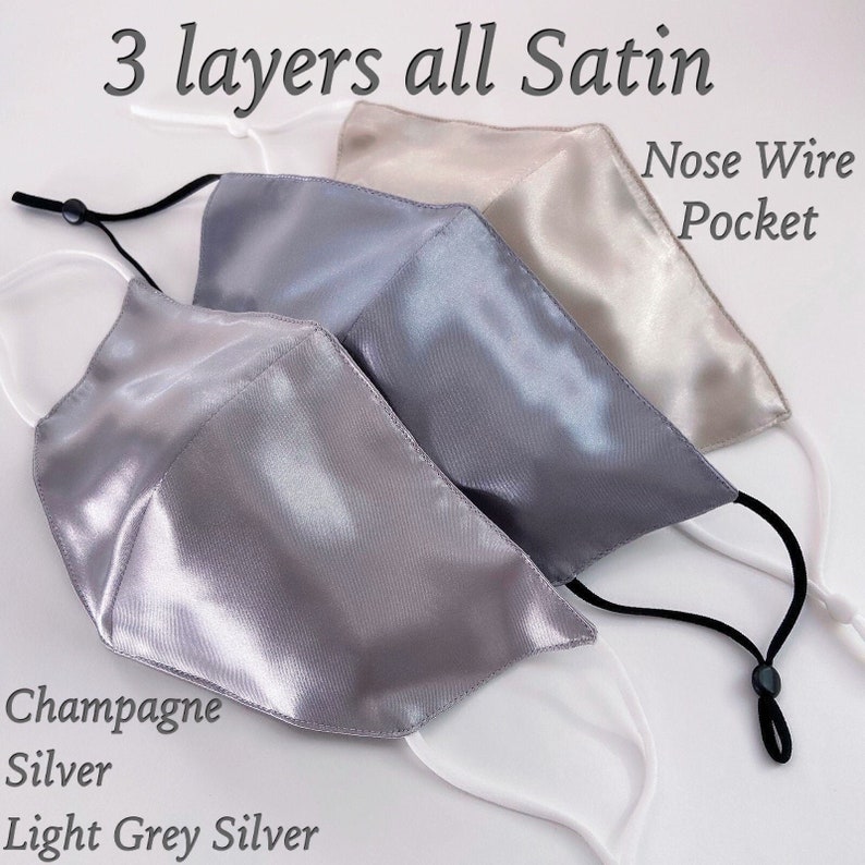 Puede incluir: Tres mascarillas de sat&eacute;n en colores champ&aacute;n, plata y gris plateado claro. Cada mascarilla tiene un bolsillo para el alambre de la nariz y lazos ajustables para las orejas.