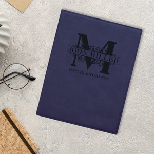 Cartera mediana de piel sintética con monograma real personalizada con bloc de notas