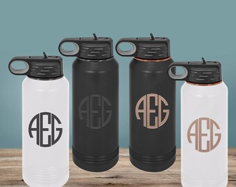 Botella de agua personalizada con monograma redondo de 32 oz y tapa deportiva