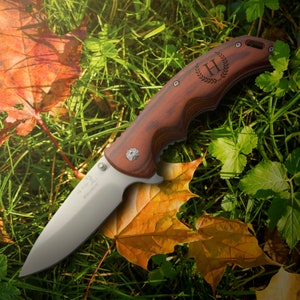 Personalized Laurel Monogram 8.5″ Spring Assisted Pocket Knife with Wood Handle