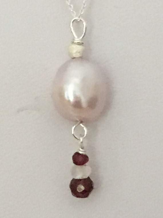 18 Sterling Silver Fine Trace Chain Necklace with a Dusky Pink Freshwater Pearl /& Gem Pendant.