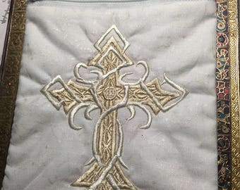 ITH Zippered Bag- Celtic Cross with and without motif . Bonus zip bag no design, fully lined in one hooping.  **Instant Download**. 4 sizes.