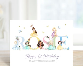 Puede incluir: Una tarjeta de felicitación blanca con el nombre "ROSE" escrito en letras grandes, cada una decorada con ilustraciones de princesas en acuarela. La tarjeta dice "Happy 1st Birthday" y "To a very special daughter."