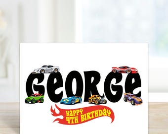 Puede incluir: Tarjeta de cumpleaños blanca con el nombre "GEORGE" en letras negras grandes, decorada con coches de juguete. La tarjeta también presenta el texto "HAPPY 4TH BIRTHDAY" en una pancarta roja.