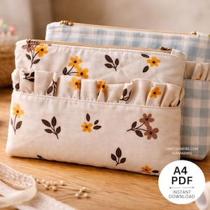 Può includere: Due astucci in tessuto. L'astuccio anteriore è color crema con un motivo floreale di fiori gialli e foglie marroni. Il secondo astuccio è a quadretti vichy azzurri. Entrambi hanno cerniere dorate e tasche a balze. Il testo "A4 PDF" e "Download istantaneo".