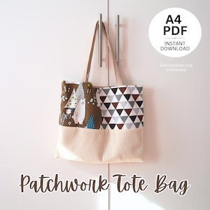 Puede incluir: Un bolso tote patchwork con una base de pana crema y paneles de tela con un oso y triángulos geométricos. El bolso tiene asas de color crema y el texto "Patchwork Tote Bag". Descarga instantánea PDF A4.