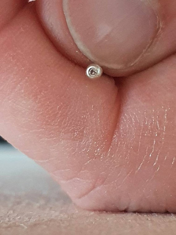 9ct white gold Diamond nose stud 9ct white gold Diamond nose stud