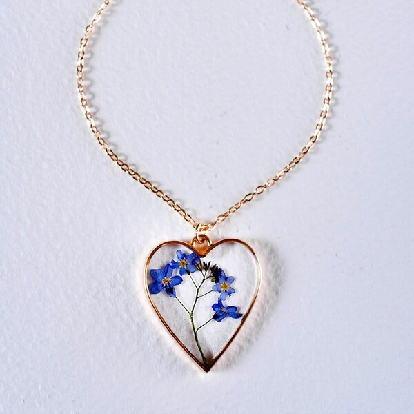 Delicate resin pendant with lovely flowers