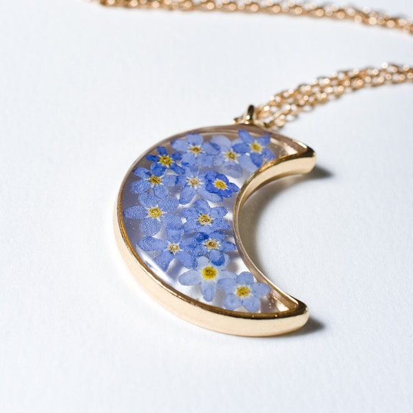 Delicate resin pendant with lovely flowers