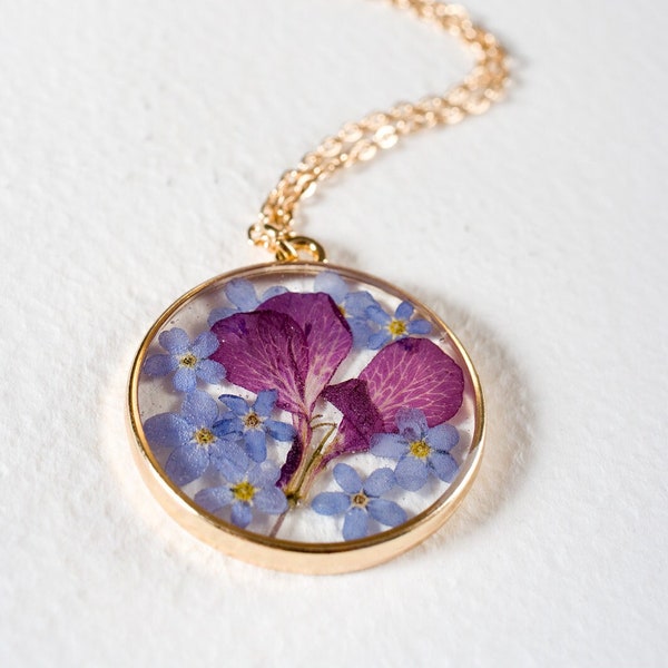 Delicate resin pendant with lovely flowers