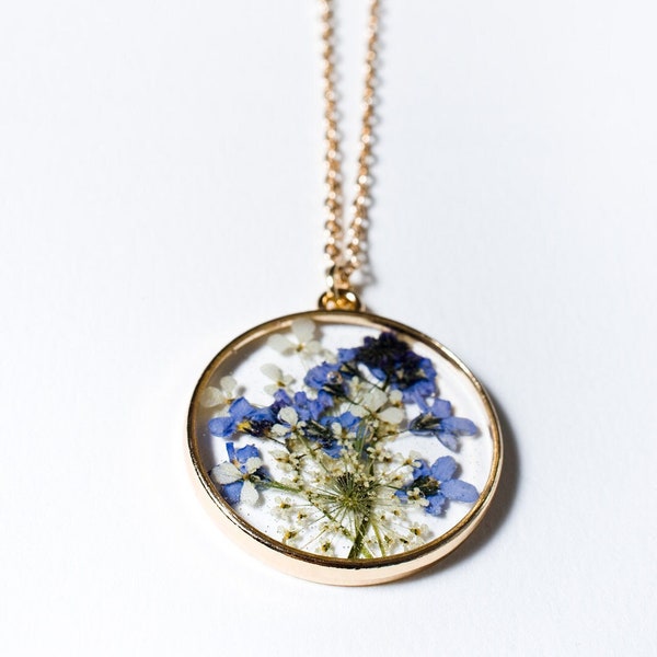 Delicate resin pendant with lovely flowers