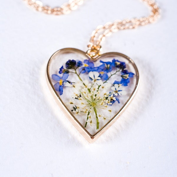 Delicate resin pendant with lovely flowers