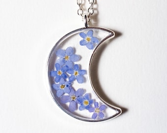 Delicate resin pendant with lovely flowers