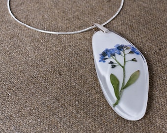 Pendant with forget me not