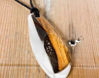 Naszyjnik z kawałkiem drewna w białej żywicy.