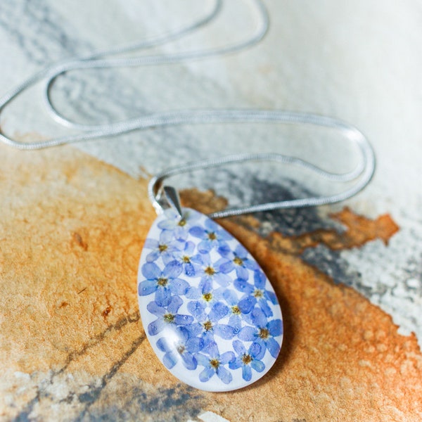 Delicate resin pendant with meny forget me nots