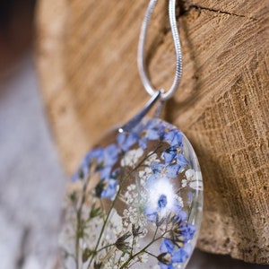 Delicate resin pendant with blue forget me nots 画像 2