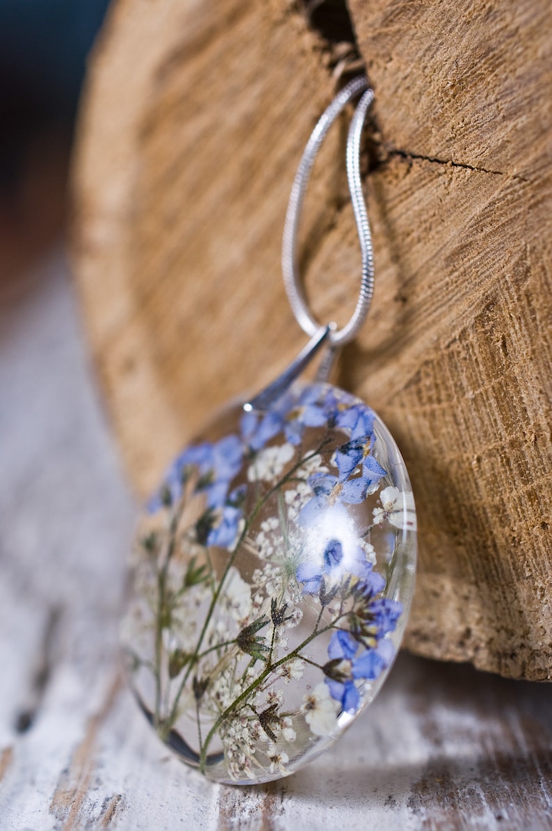 Delicate resin pendant with blue forget me nots 画像 2