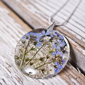 Delicate resin pendant with blue forget me nots 画像 3