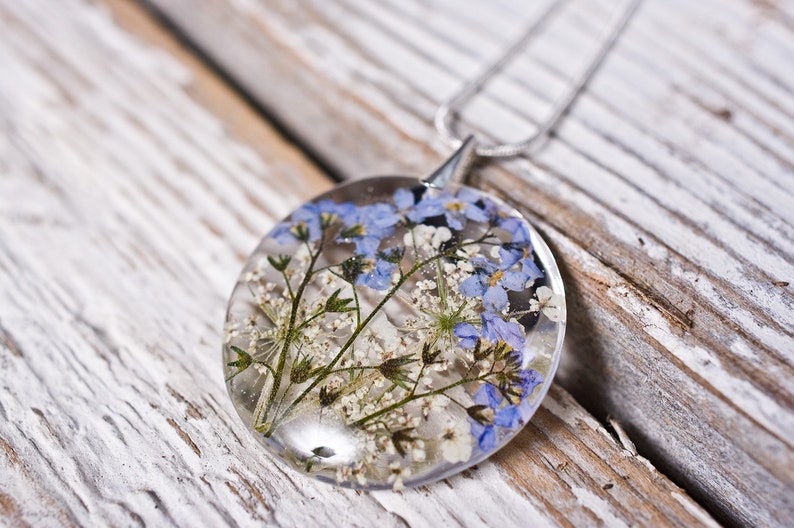 Delicate resin pendant with blue forget me nots 画像 3