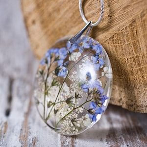 Delicate resin pendant with blue forget me nots 画像 1