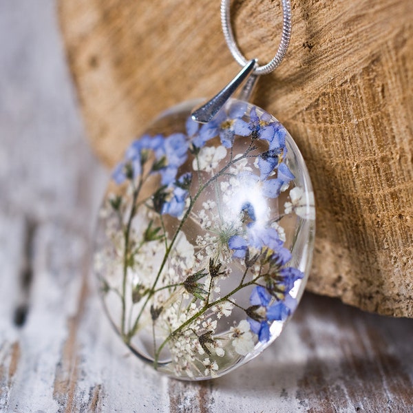 Delicate resin pendant with blue forget me nots